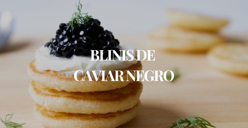 Blinis de caviar negro con crema de queso y eneldo fresco